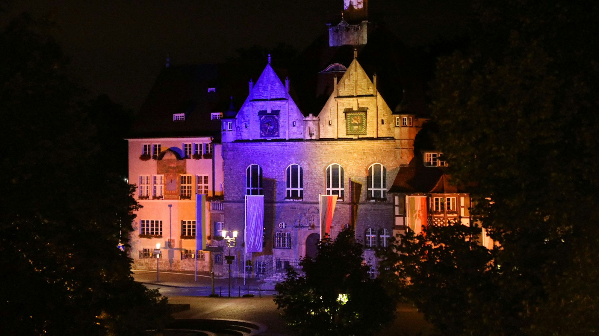 Das Gladbacher Rathaus erstrahlt in Gelb und Blau.