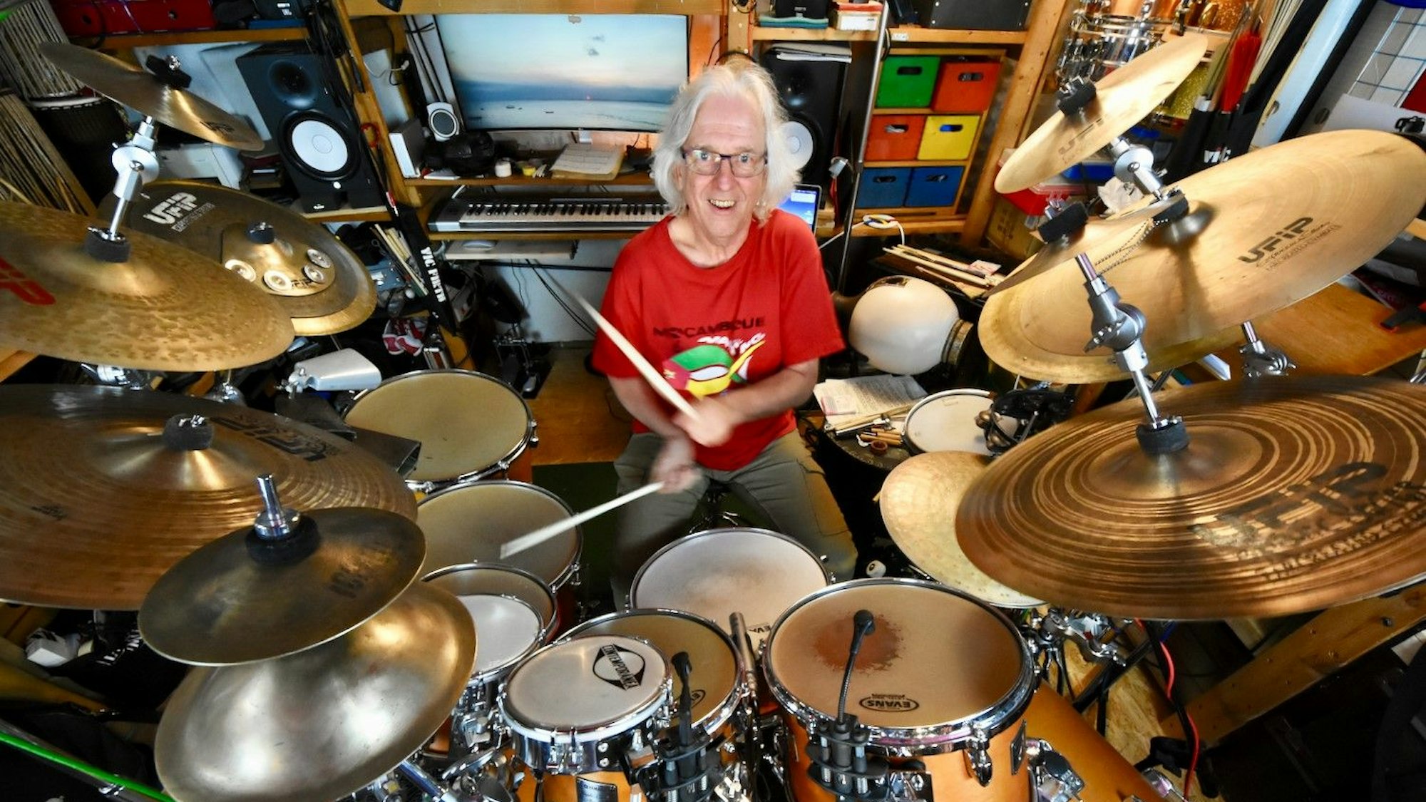 Michael Küttner sitzt mit Stöcken in der Hand aan einem Schlagzeug.