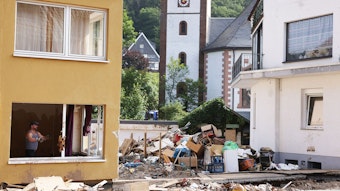 Menschen räumen Schutt aus ihren Häusern. Das Hochwasser hat erhebliche Schäden in der Eifel angerichtet.
