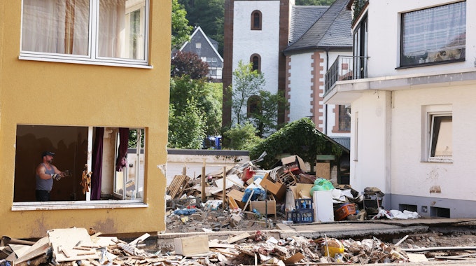 Menschen räumen Schutt aus ihren Häusern. Das Hochwasser hat erhebliche Schäden in der Eifel angerichtet.&nbsp;