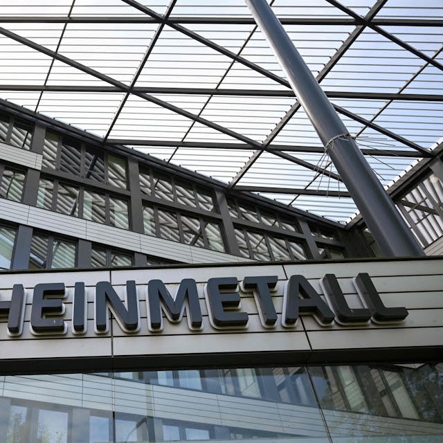 Ein Schriftzug des Waffenherstellers Rheinmetall hängt an der Konzernzentrale in Düsseldorf. In Celle gab es einen mutmaßlichen Brandanschlag beim Rheinmetall-Chef. (Symbolbild)