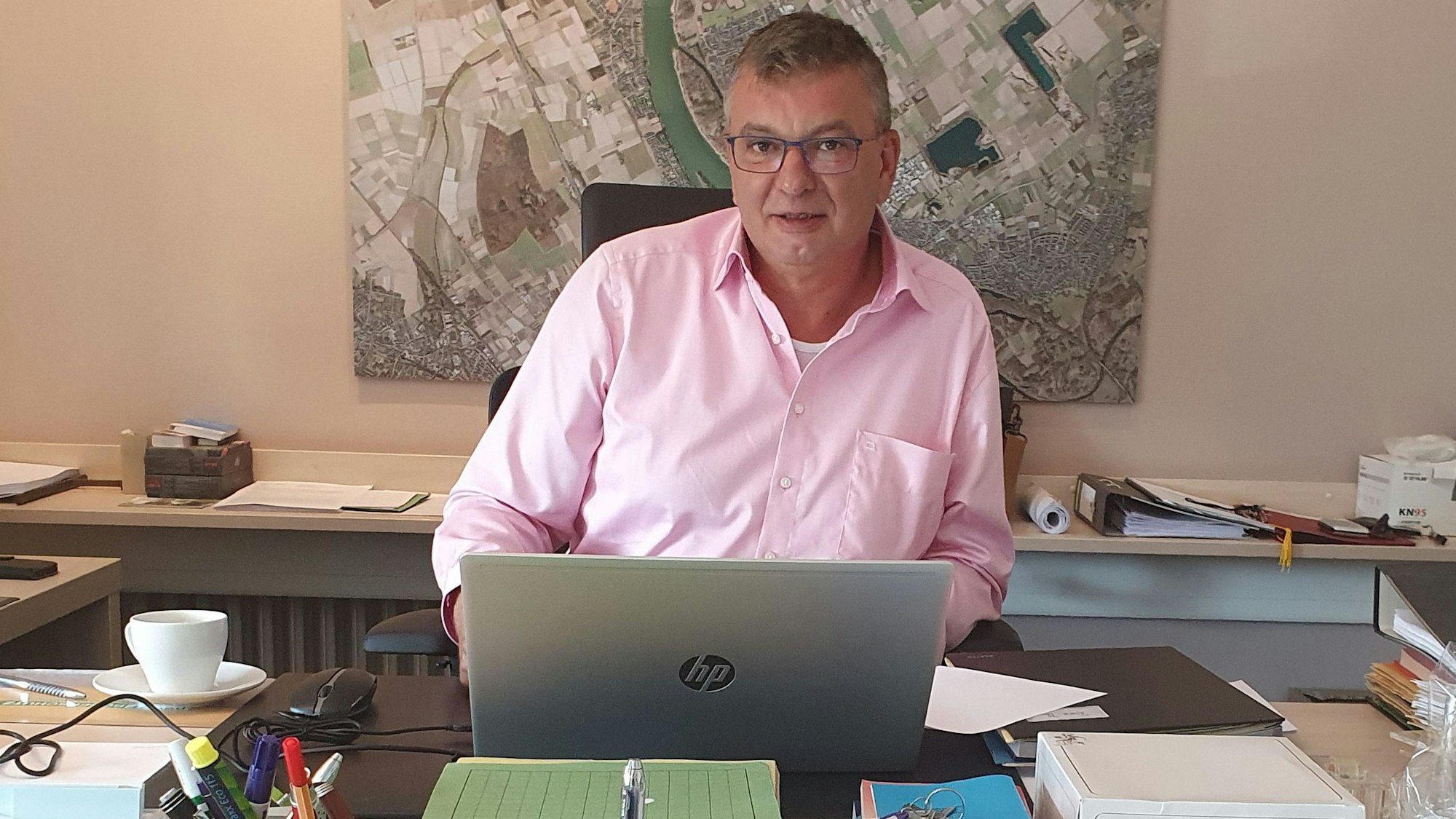 Bürgermeister Stephan Vehreschild sitzt an seinem Schreibtisch hinter einem Laptop.
