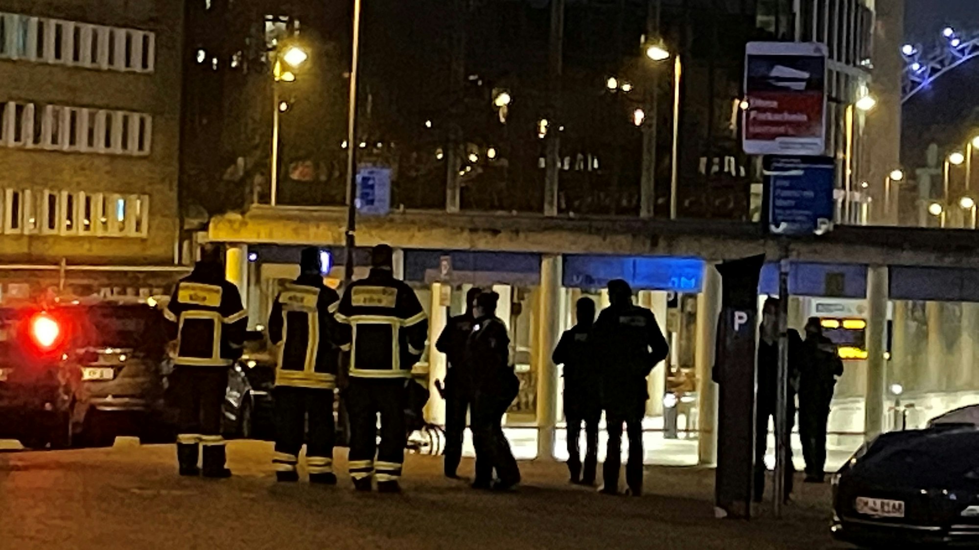 Polizisten stehen am Donnerstagabend am Breslauer Platz nach dem Fund eines Gegenstandes.