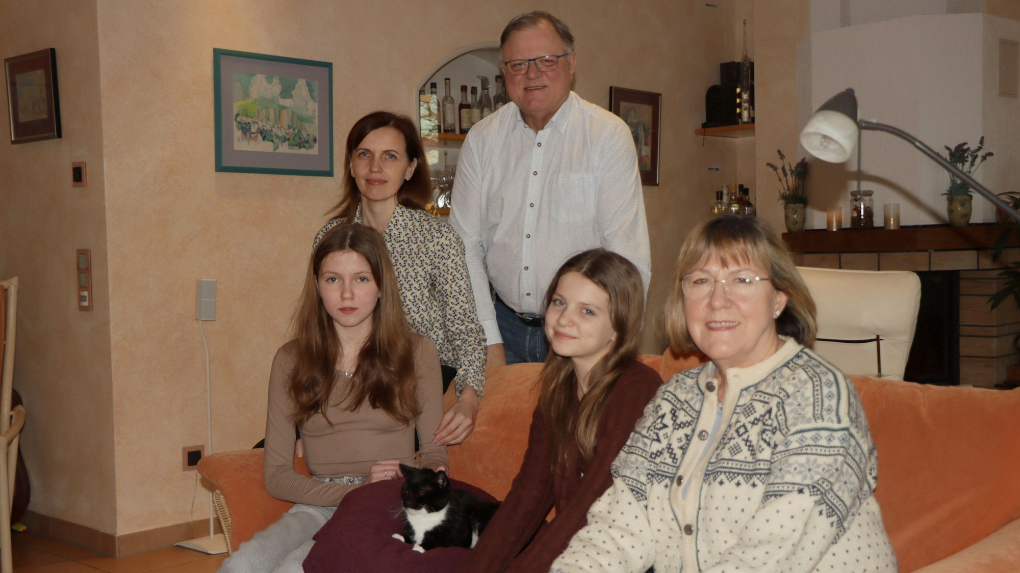 Das Foto zeigt Oksana Lytvyniok mit ihren Töchtern Sofiia (14 Jahre) und Yevhenia (12 Jahre) und ihren Gastgebern in Wesseling, Erika und Dieter Weidenbrück.