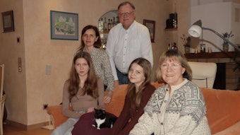 Das Foto zeigt die Familie Lytvyniok bei ihren Gastgebern, dem Ehepaar Weidenbrück.