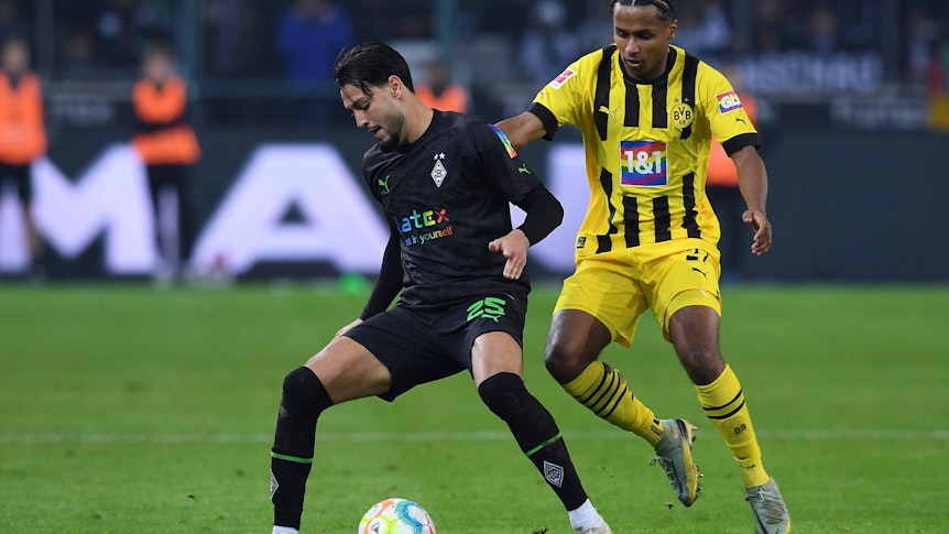 Ramy Bensebaini (l.) von Borussia Mönchengladbach, hier am 11. November 2022 im Duell mit Karim Adeyemi (r.) von Borussia Dortmund, hat seinen auslaufenden Vertrag am Niederrhein noch nicht verlängert.