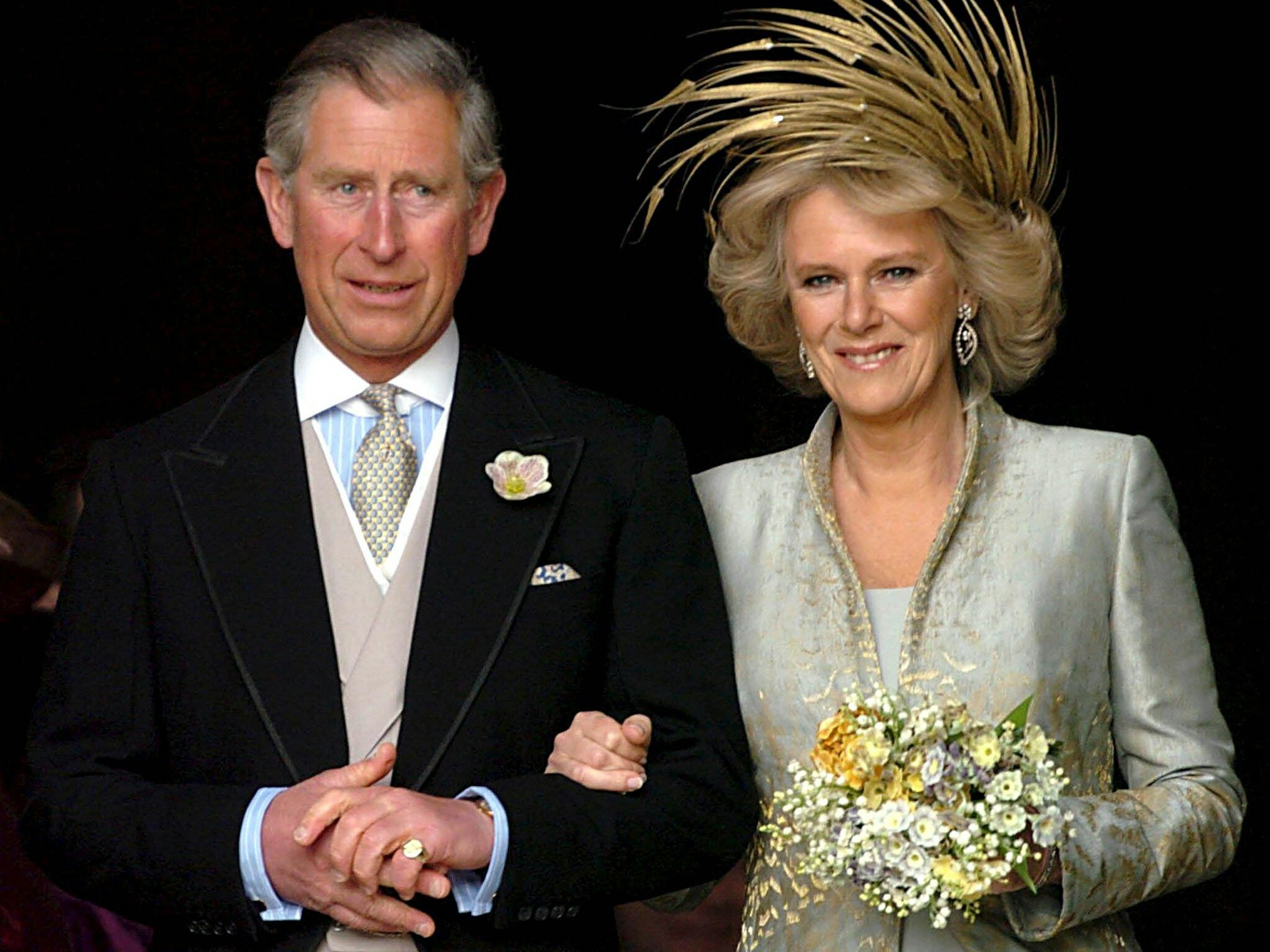 Der damalige Kronprinz Charles und seine Camilla am Tag ihrer Hochzeit in Windsor am 10. April 2005).