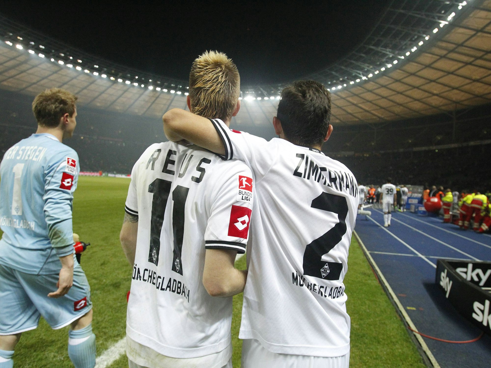 Marco Reus und Matthias Zimmermann verlassen gemeinsam das Stadion.