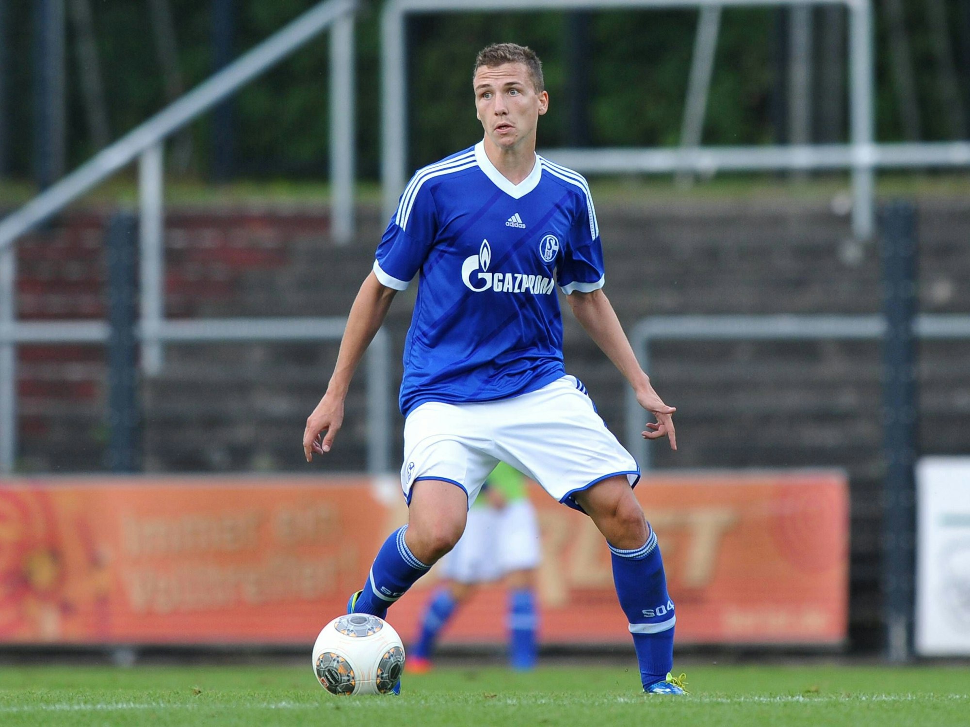 Marcel Sobottka führt den Ball im Mittelfeld des FC Schalke 04.