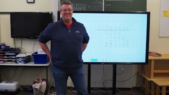 Lehrer Bernd Sielemann in seinem Klassenzimmer vor einer digitalen Tafel