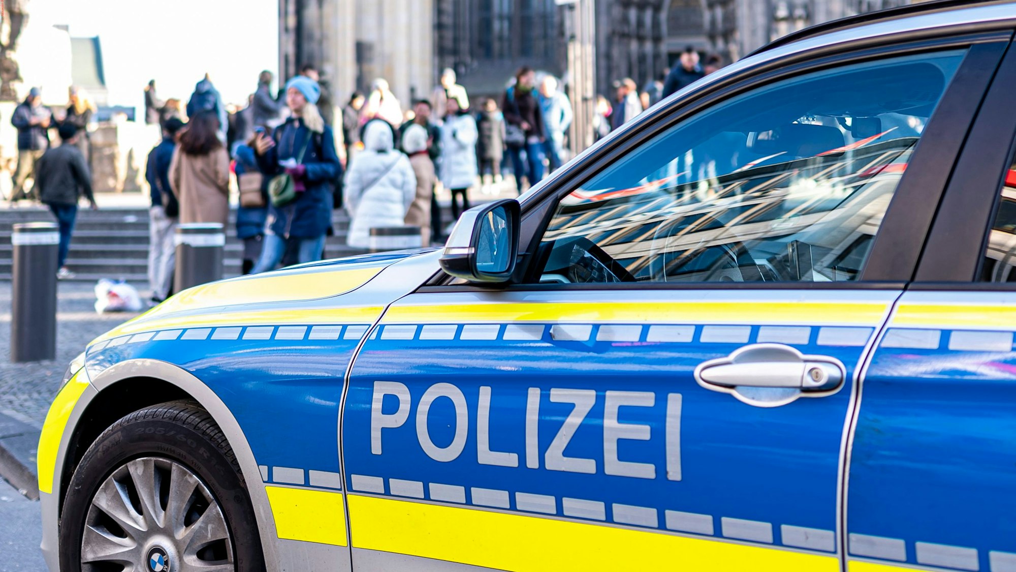 Ein Polizeiwagen steht vor dem Kölner Dom