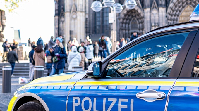 Ein Polizeiwagen steht vor dem Kölner Dom