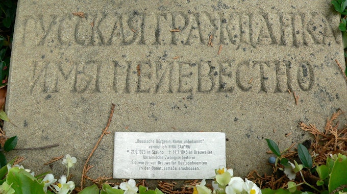 Zu sehen ist ein Grabstein mit kyrillischer Inschrift.