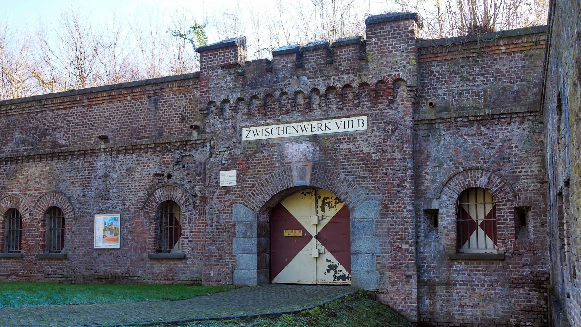 Den Festungsgürtel kann man in Marienburg umsonst besichtigen.