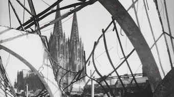 Aufnahme des Kölner Doms, gesehen durch eine zerstörte Rheinbrücke.