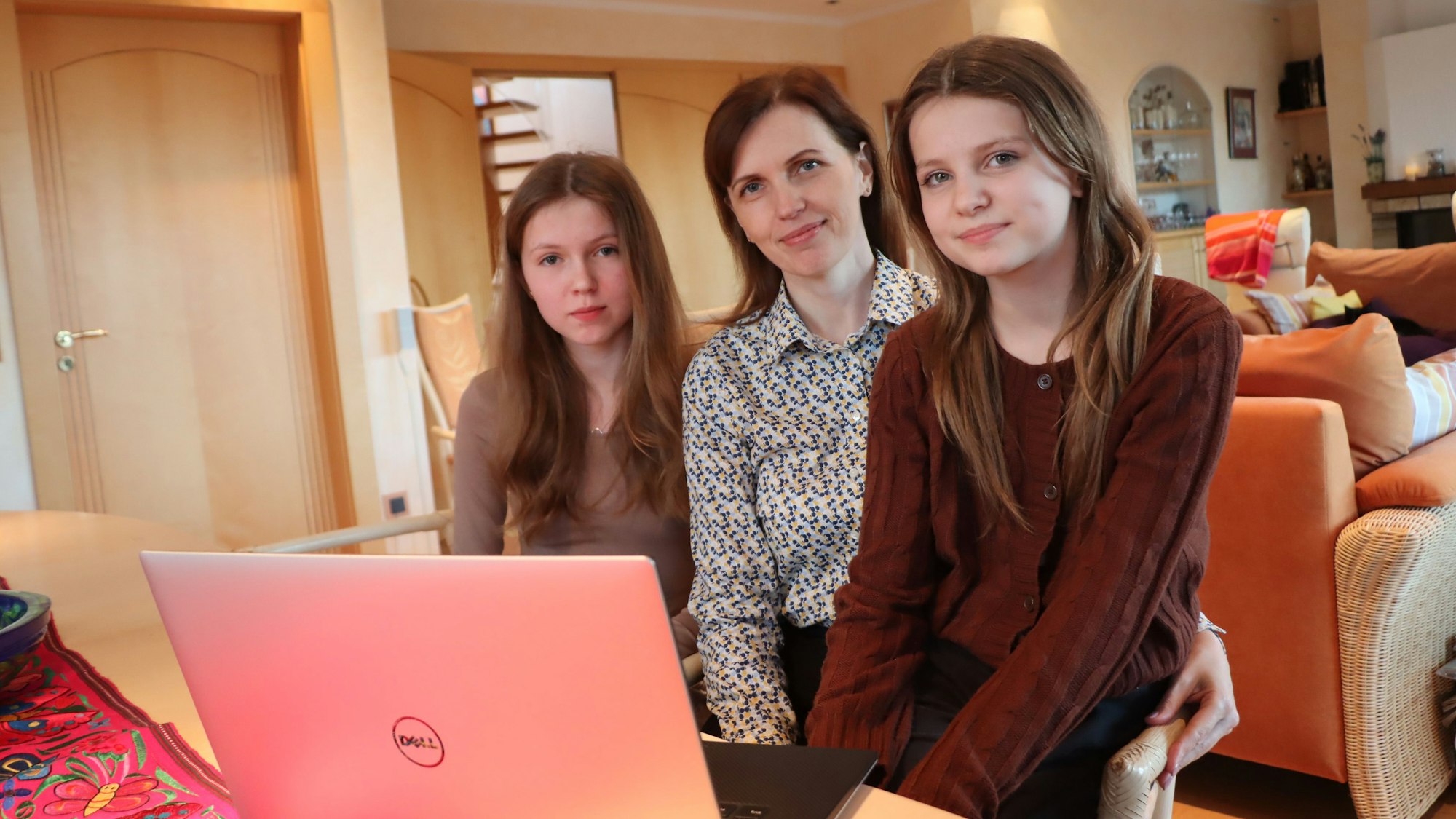 Das Foto zeigt Oksana Lytvyniok und ihre beiden Töchter Sofiia (14) und Yevhenia (12). Sie halten übers Internet Kontakt zu ihren Angehörigen in der Ukraine.