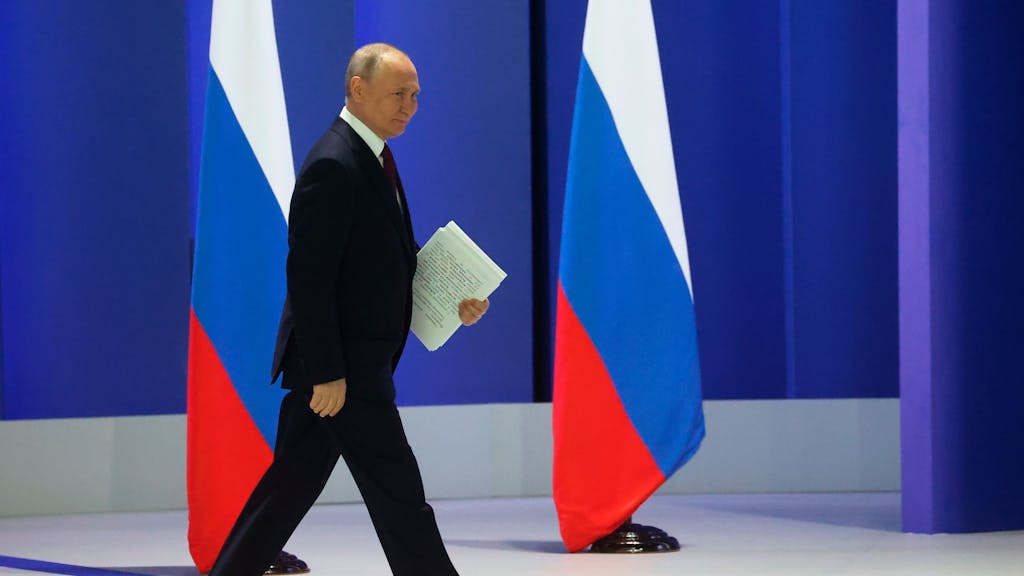 Der russische Präsident Wladimir Putin kommt mit Unterlagen unter dem&nbsp;Arm zu seiner jährlichen Rede zur Lage der Nation.&nbsp;