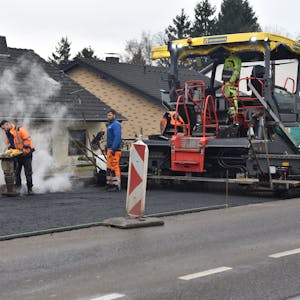 Straßenbauarbeiten auf der B266 in der Ortsdurchfahrt Mechernich-Roggendorf.