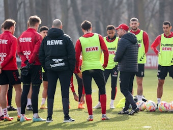 Steffen Baumgart hält Ansprache im Training des 1. FC Köln.
