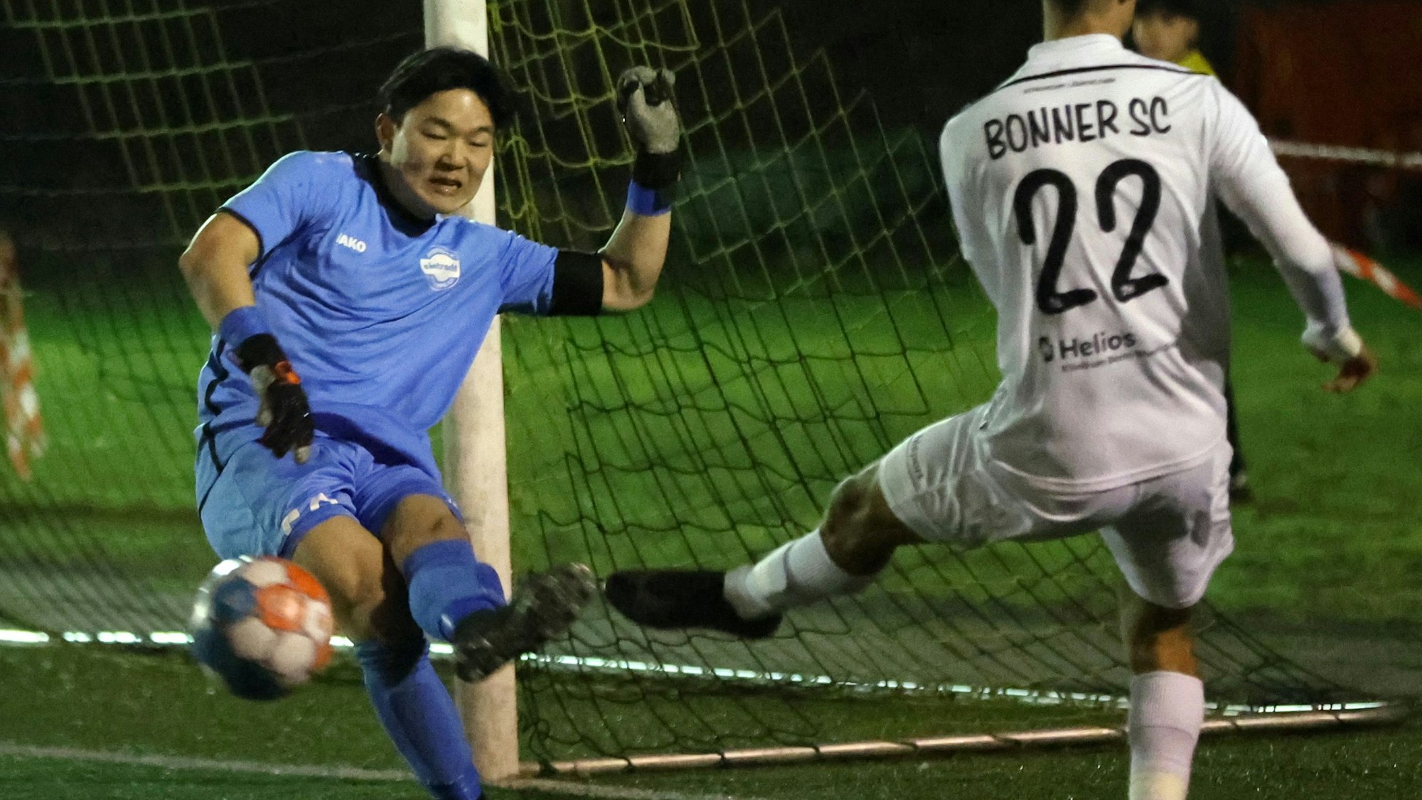 Eintracht-Keeper Jiseok Park schlägt den Ball kurz vor seinem Gegenspieler aus der Gefahrenzone.