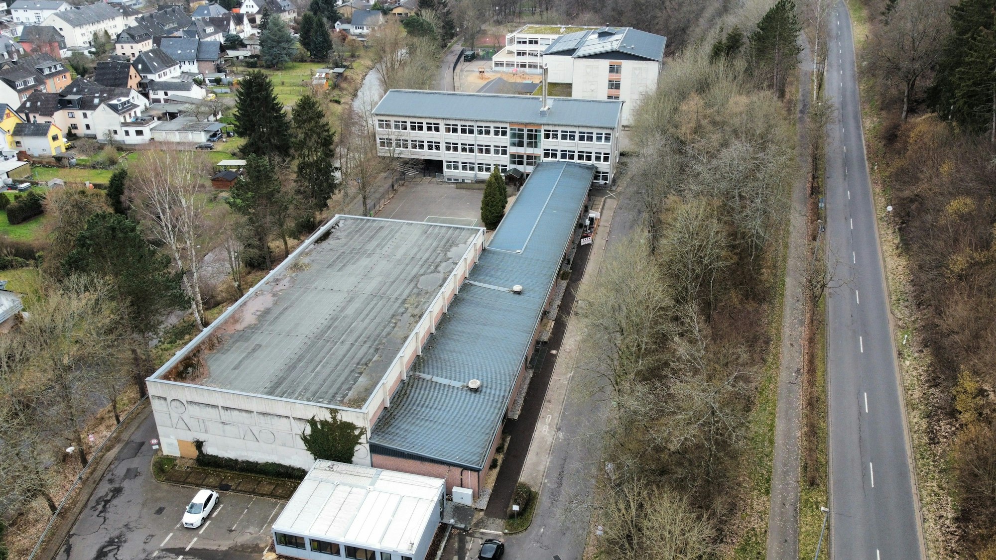 Das Schulzentrum in Schleiden mit Sporthalle (vorne), Grundschule (M.) und Astrid-Lindgren-Schule (hinten).