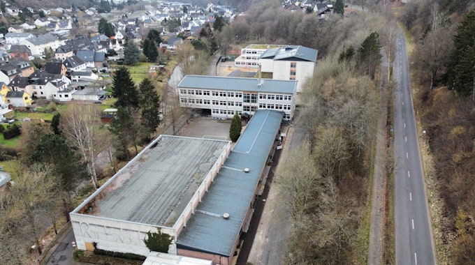 Das Schulzentrum in Schleiden mit Sporthalle (vorne), Grundschule (M.) und Astrid-Lindgren-Schule (hinten).