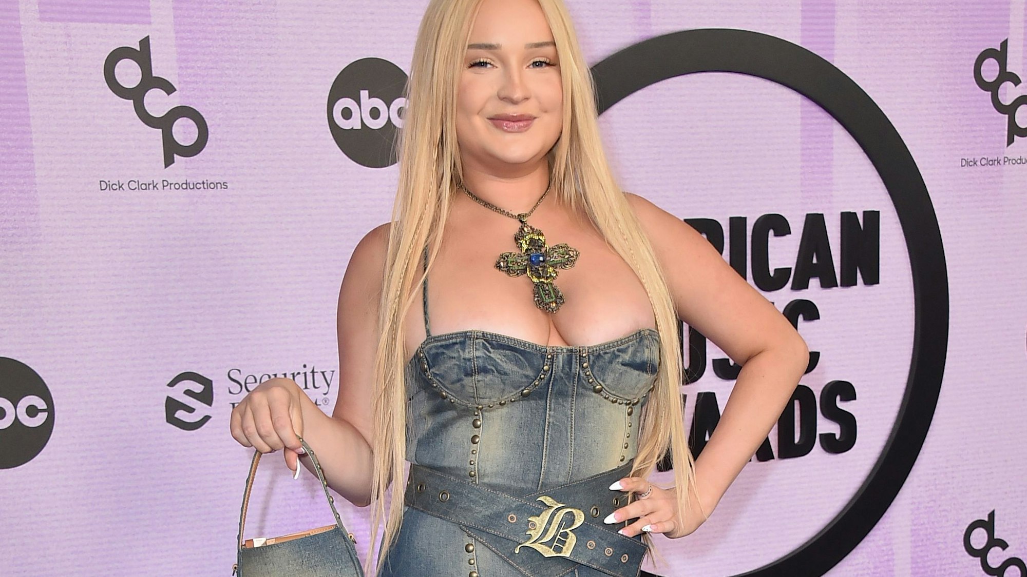 Kim Petras kommt zu den American Music Awards 2022 in einem Jeans-Kleid.