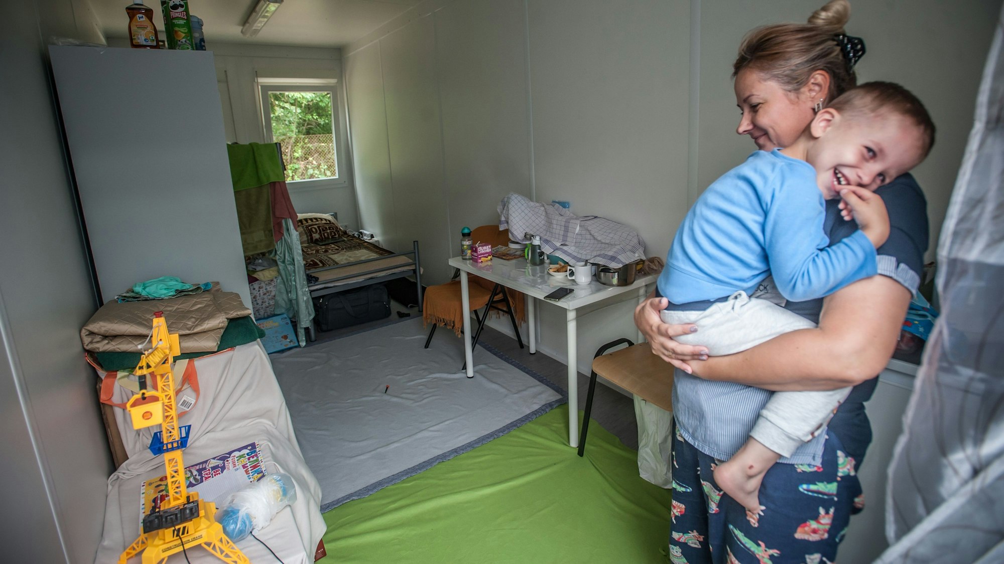 AWO: Unterkunft für aus der Ukraine geflüchtete Flüchtlinge, Steinbüchel. Wohnung im Container: Tetiana Oliniye und Sohn Daniil. Foto: Ralf Krieger