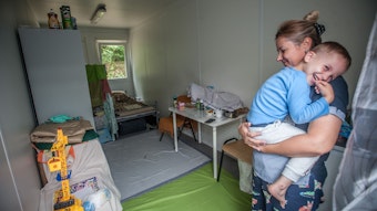 AWO: Unterkunft für aus der Ukraine geflüchtete Flüchtlinge, Steinbüchel. Wohnung im Container: Tetiana Oliniye und Sohn Daniil. Foto: Ralf Krieger