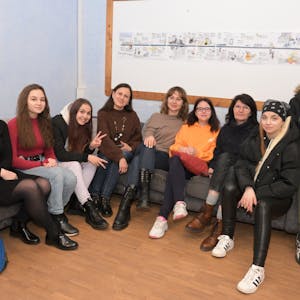 Ukrainerinnen sitzen auf einem Sofa in einem Klassenzimmer.&nbsp;