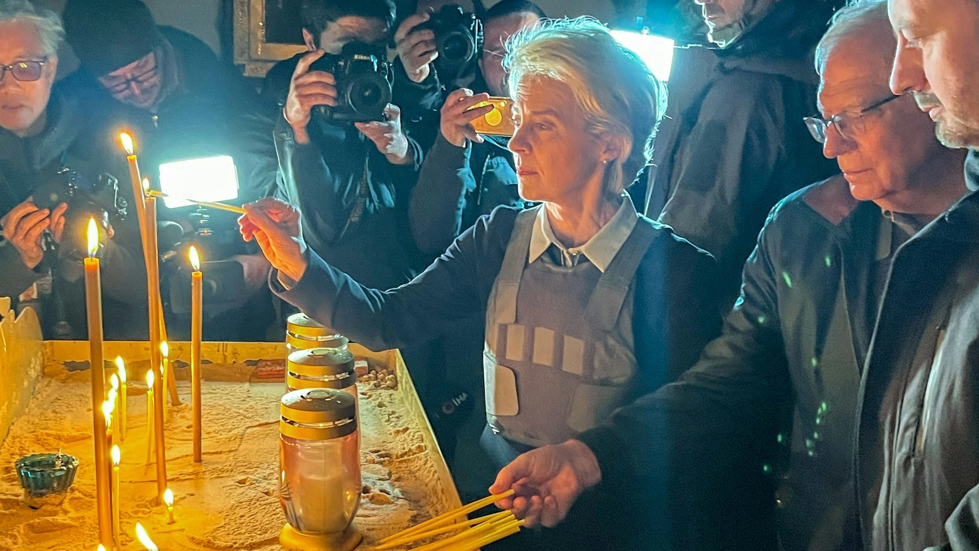 Schockiert: EU-Kommissionspräsidentin Ursula von der Leyen besucht im April 2022 die kurz zuvor entdeckten Massengräber im Kiewer Vorort Butscha.