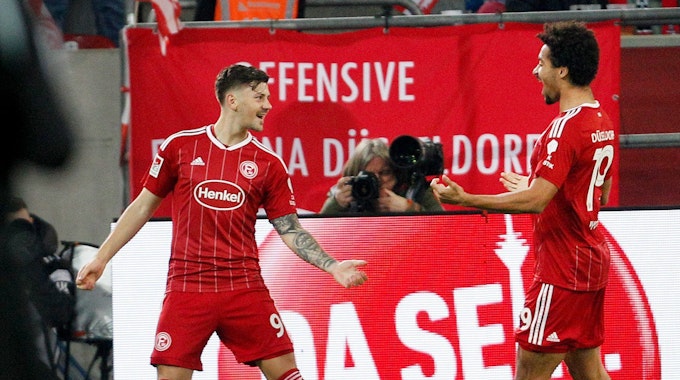 Fortuna Düsseldorf feiert: Dawid Kownacki (l) jubelt mit Emmanuel Iyoha über einen Treffer.