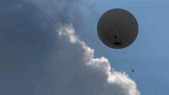 Ein Wetterballon mit einer Radiosonde vom Deutschen Wetterdienst (DWD).