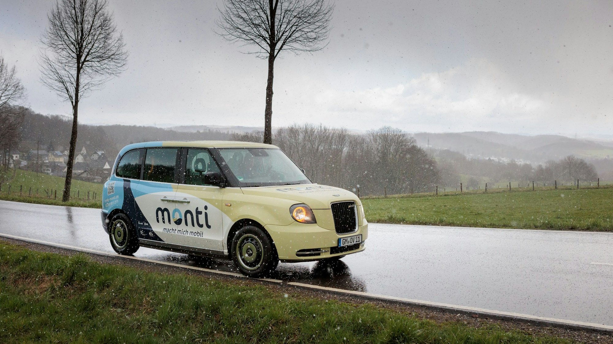 Das Foto zeigt einen Monti-Wagen, eine Art Mittelding zwischen Bus und Taxi.