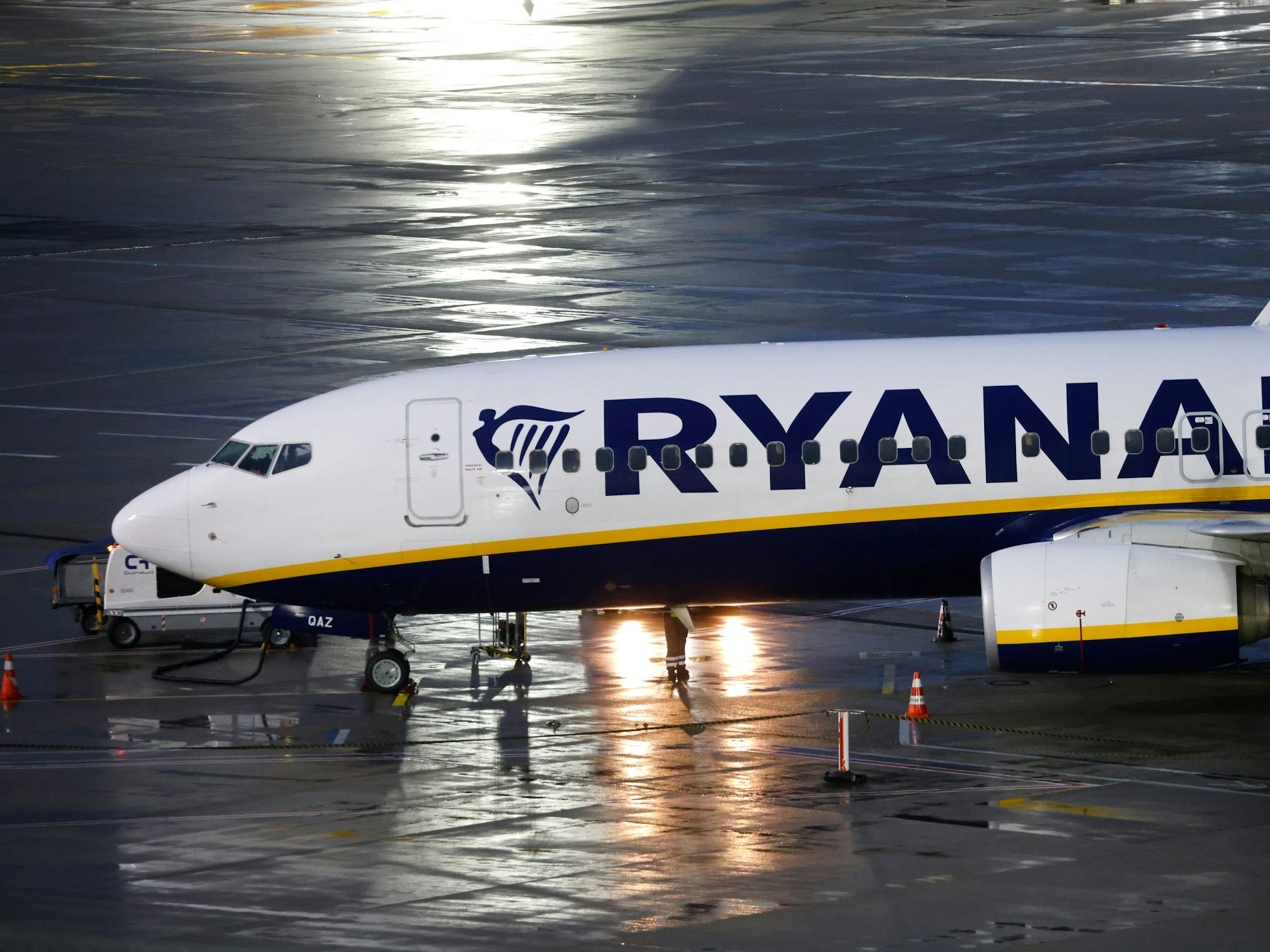 Eine Passagiermaschine der Fluggesellschaft Ryanair steht auf dem Flughafen Köln/Bonn.