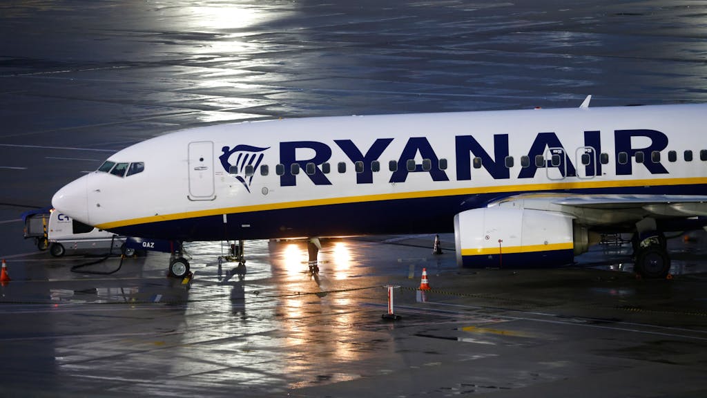Eine Passagiermaschine der Fluggesellschaft Ryanair steht auf dem Flughafen Köln/Bonn.&nbsp;