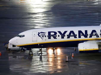 Eine Passagiermaschine der Fluggesellschaft Ryanair steht auf dem Flughafen Köln/Bonn.