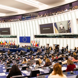 Der ukrainische Präsident Wolodymyr Selenskyj spricht während der Verleihung des Sacharow-Preises live zu den Besuchern und Mitgliedern des Europäischen Parlaments in Straßburg.