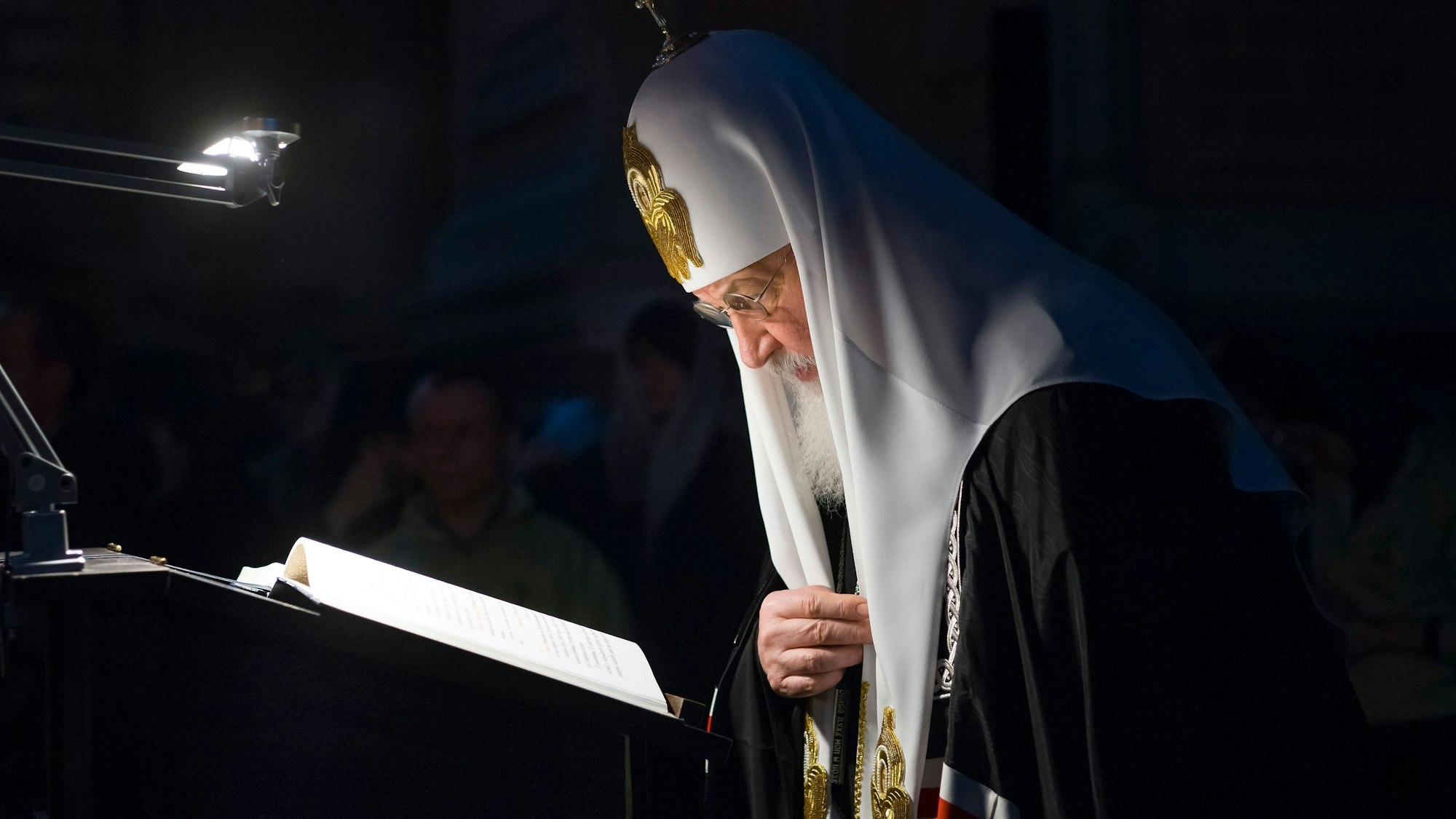 Kyrill I., Vorsteher der Russisch-Orthodoxen Kirche, kreuzigt sich während eines Gottesdienstes am Ostermontag in einem Frauenkloster.