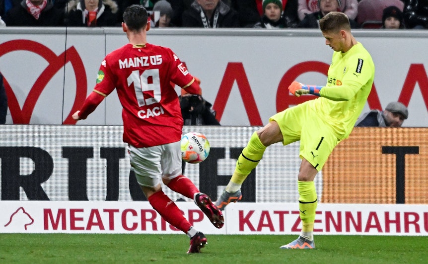 Gladbach-Torwart Jonas Omlin hat im Bundesliga-Duell am Freitag (24 Februar 2023) bei Mainz 05 bereits nach einer halben Stunde verletzt das Spielfeld verlassen müssen. Hier macht er einen Abschlag.