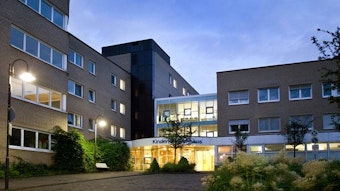Das Bild zeigt den Eingangsbereich des Kinderkrankenhauses Amsterdamer Straße in Köln