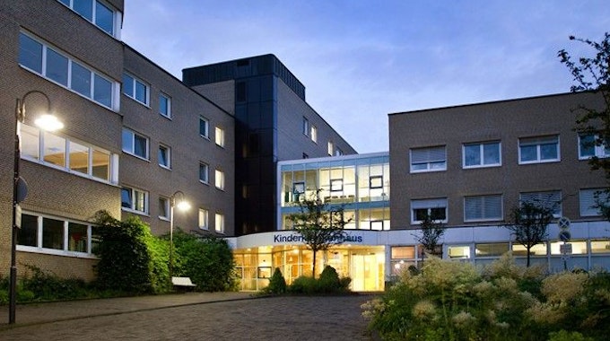 Das Bild zeigt den Eingangsbereich des Kinderkrankenhauses Amsterdamer Straße in Köln