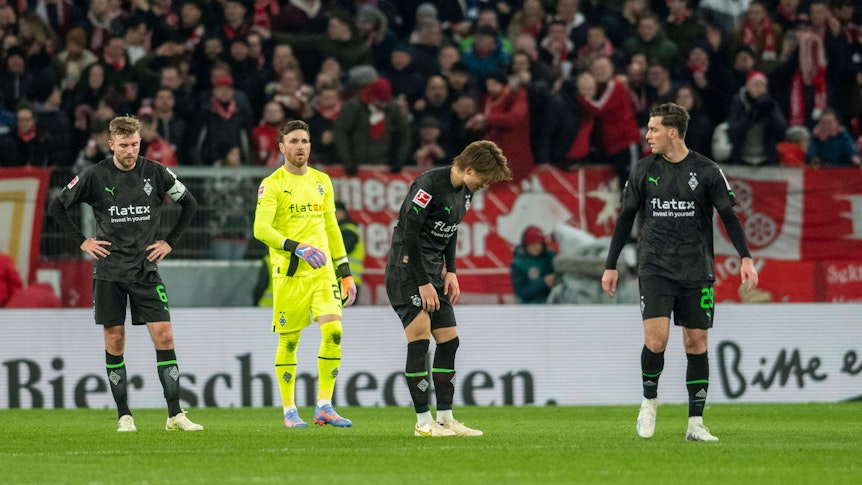 Christoph Kramer, Tobias Sippel, Ko Itakura und Joe Scally (v. l. n. r.) von Borussia Mönchengladbach sind nach einem Gegentor am 24. Februar 2023 gegen den 1. FSV Mainz 05 enttäuscht.