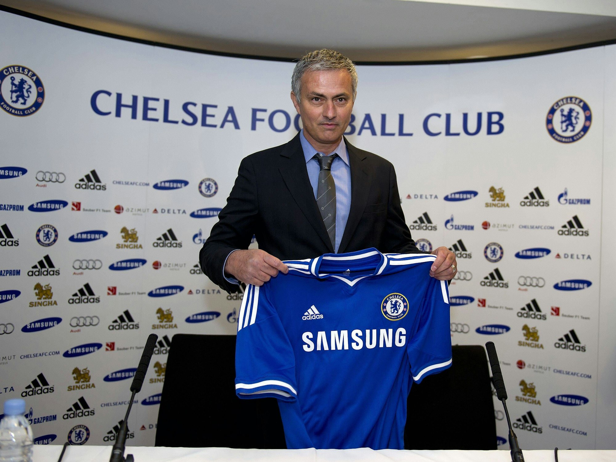 Mourinho hält das Trikot vom FC Chelsea bei der Vorstellung als neuer Manager.