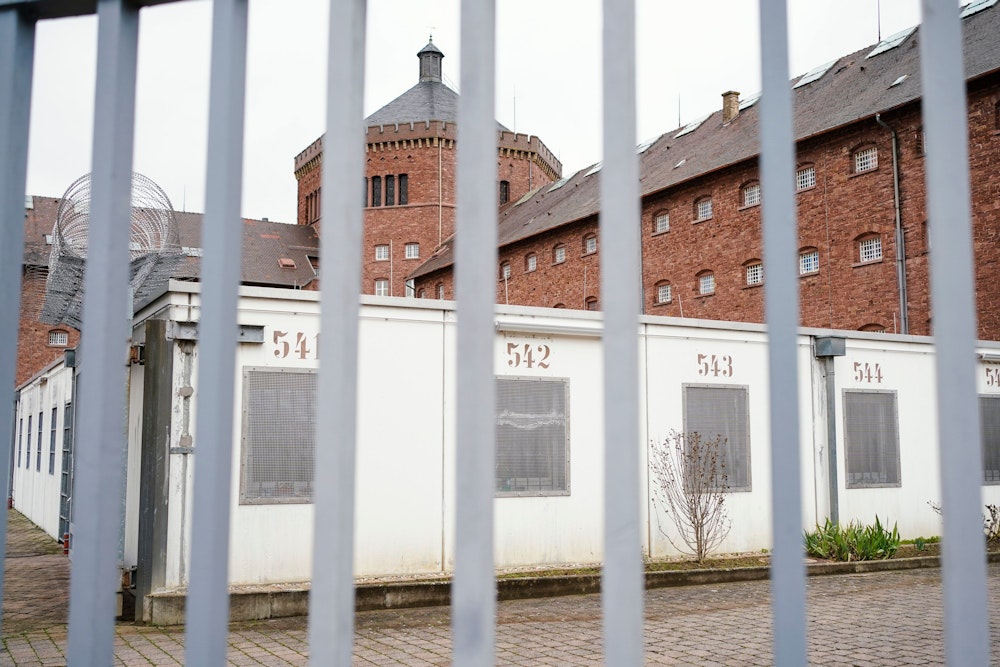 Hinter einem Gitter steht das Hauptgebäude der Justizvollzugsanstalt Bruchsal in Baden-Württemberg.