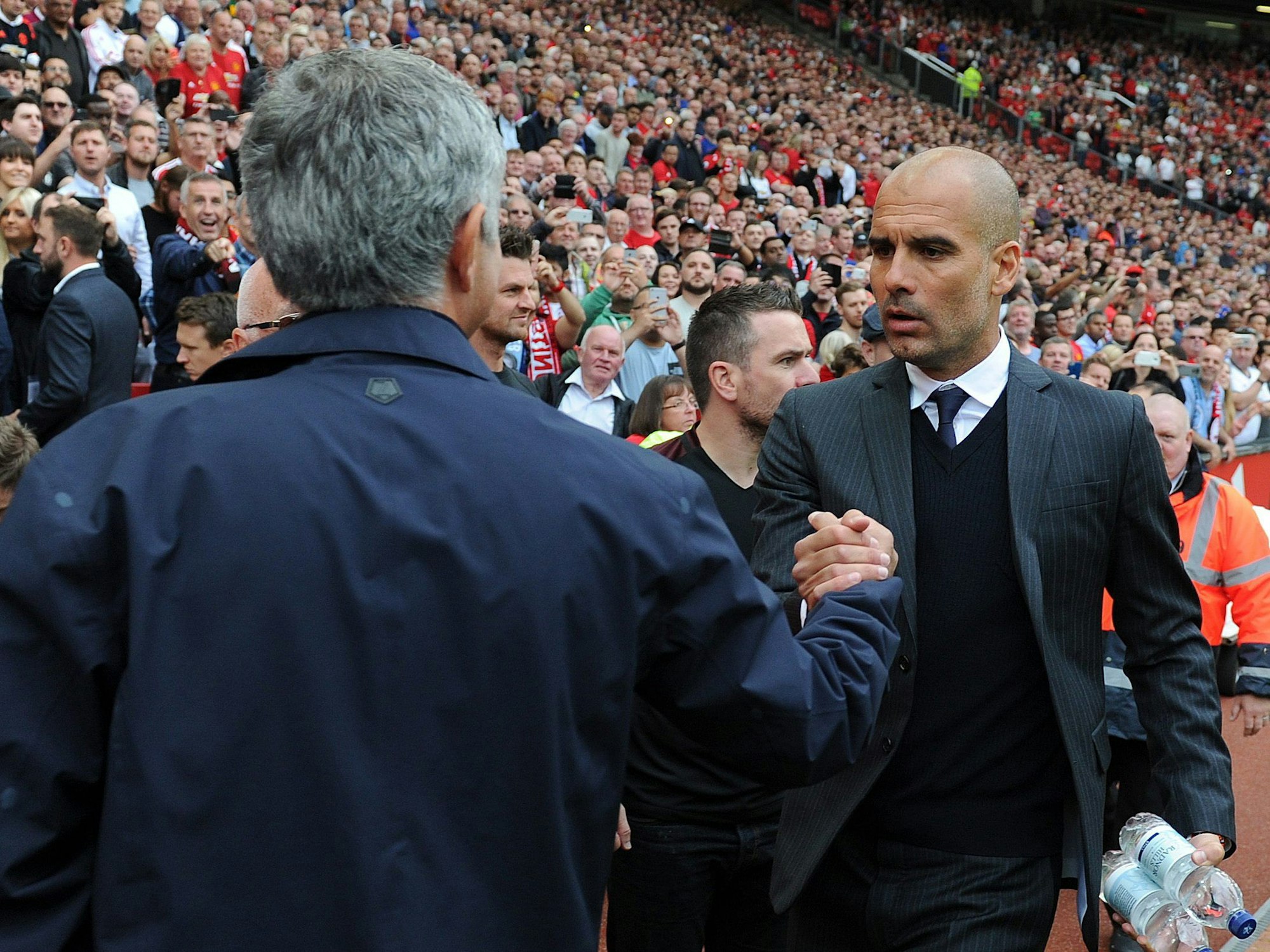 Mourinho und Guardiola schütteln sich vor dem Spiel die Hände.