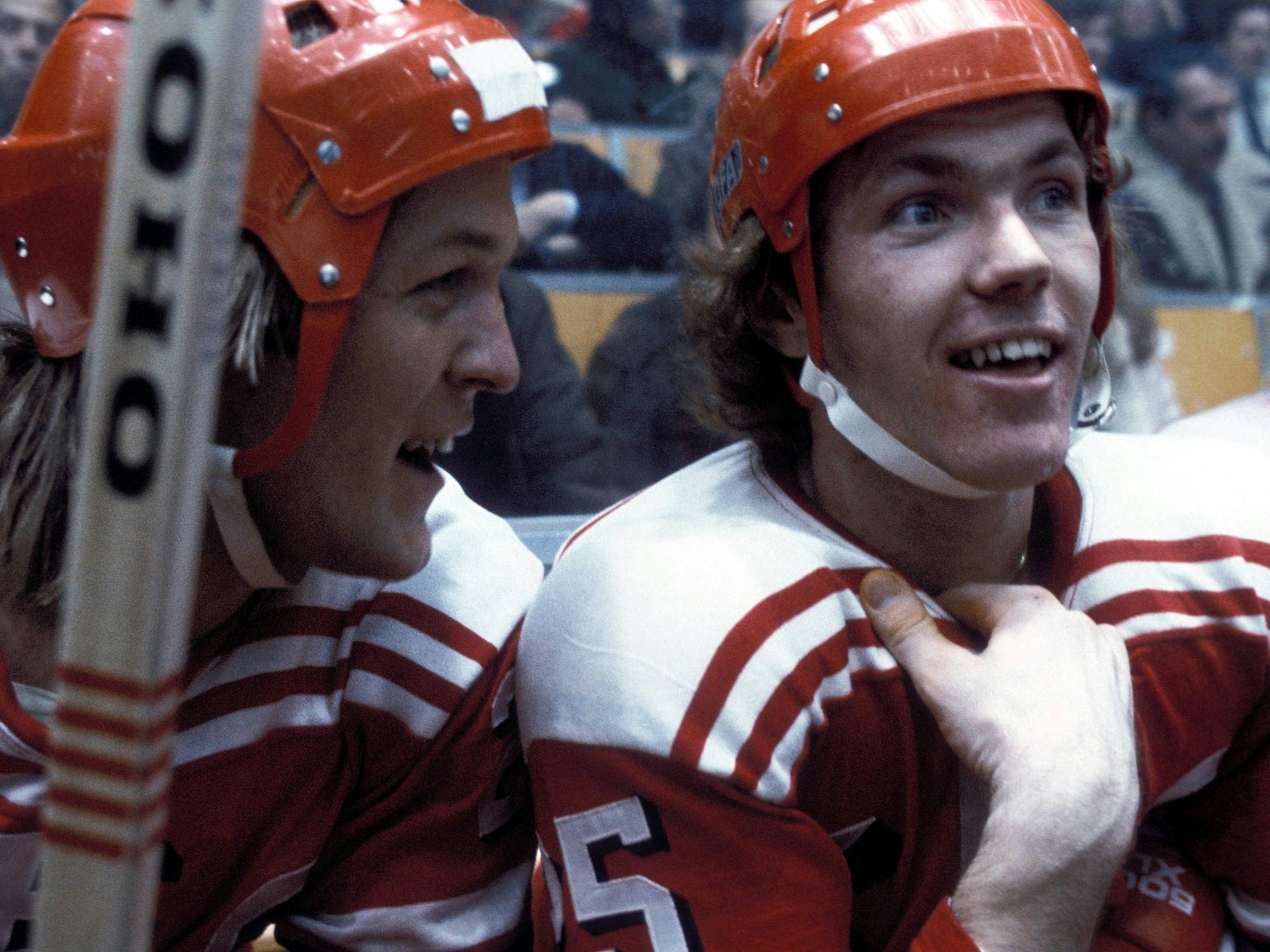 Die Eishockey-Profis Udo Kießling (r.) und Erich Kühnhackl (Kölner Haie) gut gelaunt auf der Bank im Jahr 1977.