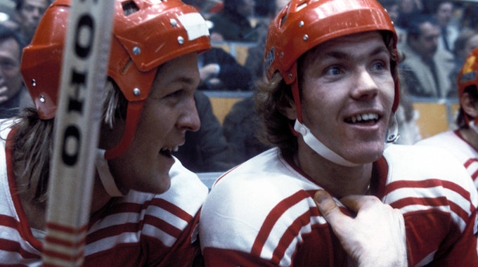 Die Eishockey-Profis Udo Kießling (r.) und Erich Kühnhackl (Kölner Haie) gut gelaunt auf der Bank im Jahr 1977.