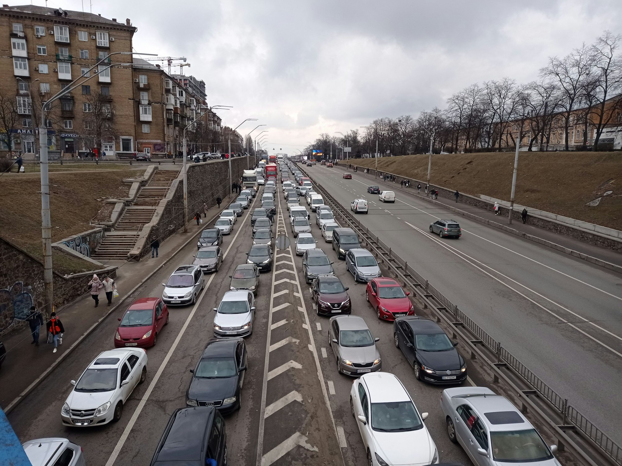 Fahrzeuge stehen in einer Schlange, während sie aus Kiew herausfahren.