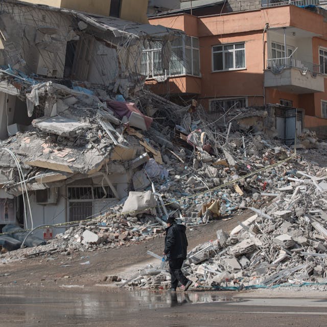 Türkei, Kharamanmaras: Ein Mann geht an einem eingestürzten Haus im Epizentrum des Erdbebens vorbei